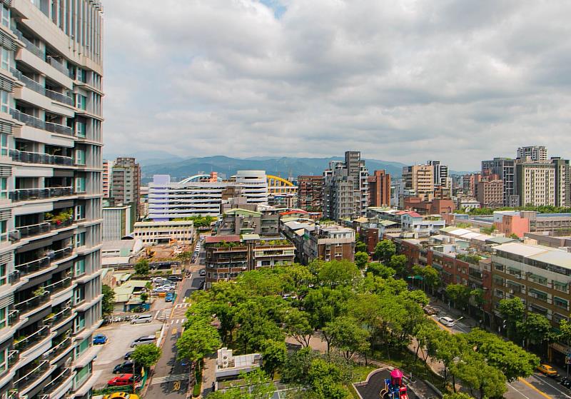 永慶比較台北市12行政區住宅大樓與公寓價差幅度，其中信義區價差最明顯，逼近5成。（房市示意圖）