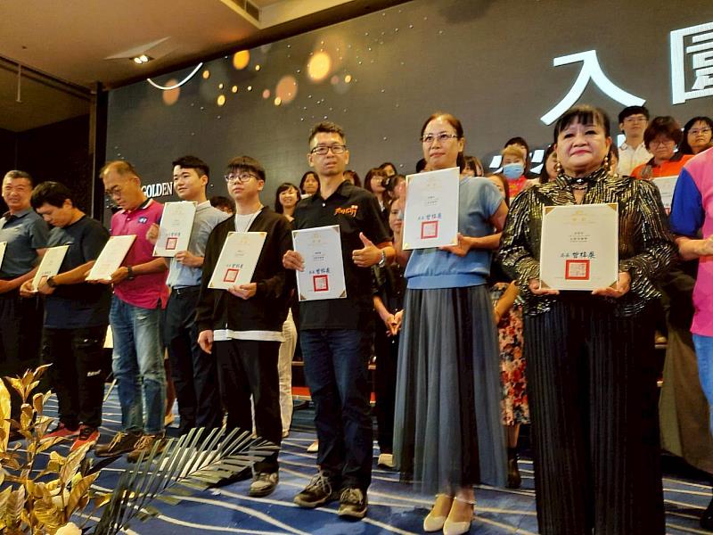 胡偉晟領取入圍證書。