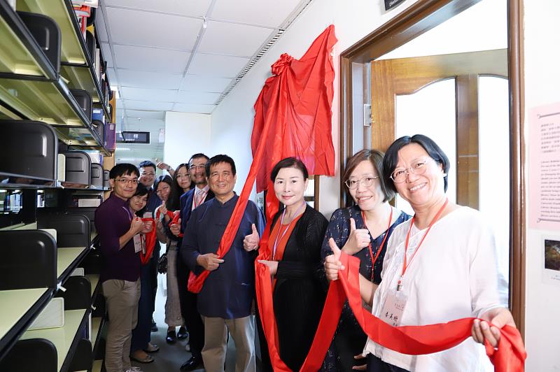 南華大學文學系舉辦國際研討會，啟用「敦煌學專區」深化研究能量。南華大學賴淑玲副校長（右3）、榮譽教授、敦煌學專家鄭阿財教授（右4）、敦煌學研究中心廖秀芬主任（右2）及貴賓一同揭牌。