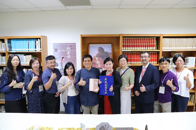 南華大學「敦煌學專區」揭牌啟用，鄭阿財教授捐贈敦煌學藏書予圖書館，深化研究能量。