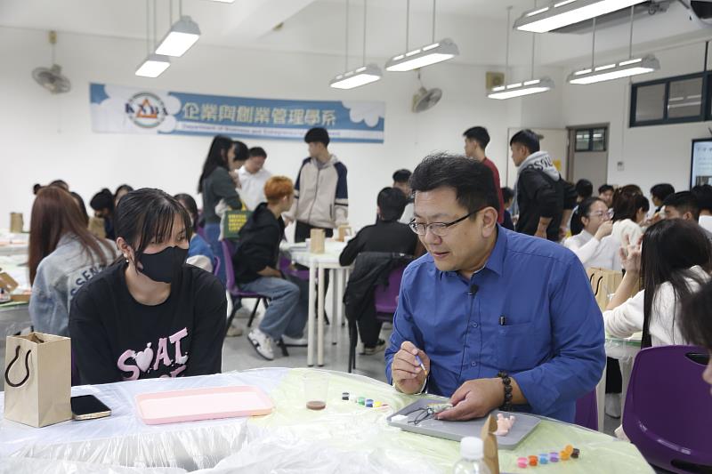 郭鐘達校長親自與國際學生一起實作擴香石，現場互動熱絡。