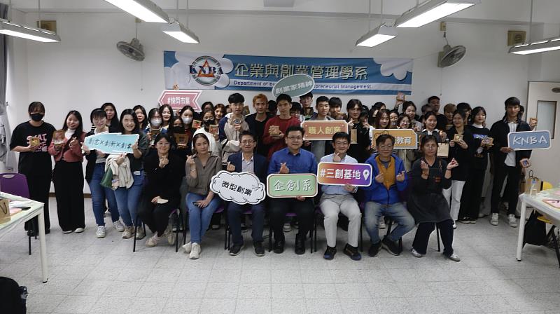 課堂中透過生活化華語指令操作，國際學生自然融入語言學習情境。