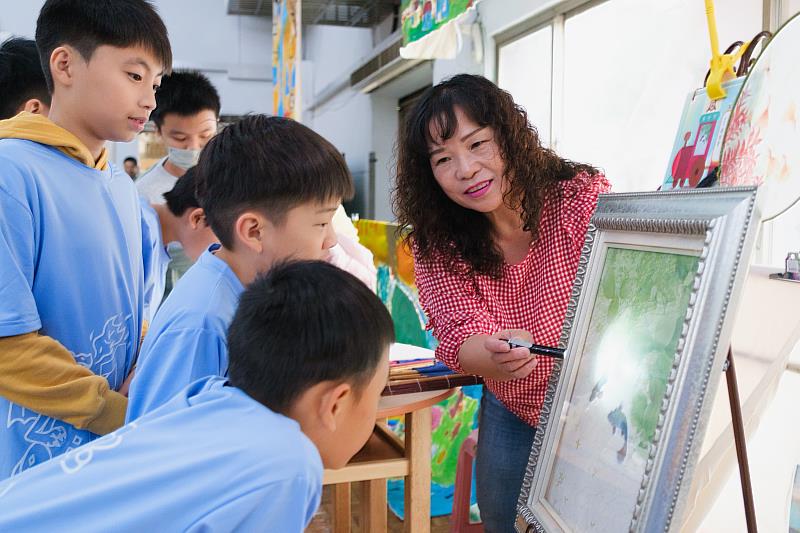 藝術家們和學童互動親自分享創作理念、媒材運用與獨特技法。