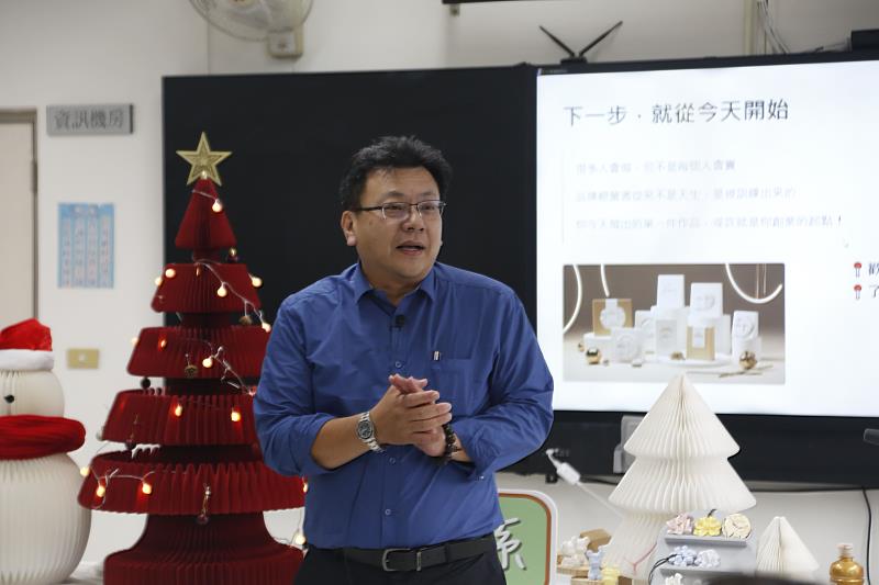 郭鐘達校長勉勵學生。