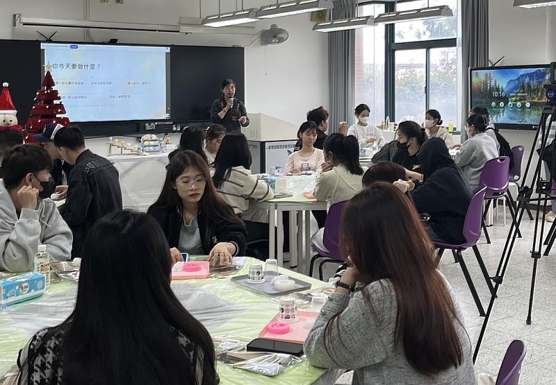 劉佩琪老師指導學生進行手作步驟，帶領大家完成獨一無二的作品。