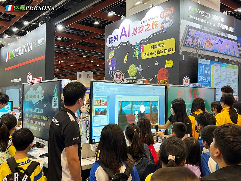 在「探索AI星球之旅」闖關活動中，許多小朋友積極投入各站點挑戰，親身體驗AI教學、智慧管理與互動創作等應用內容，現場氛圍熱鬧活潑。