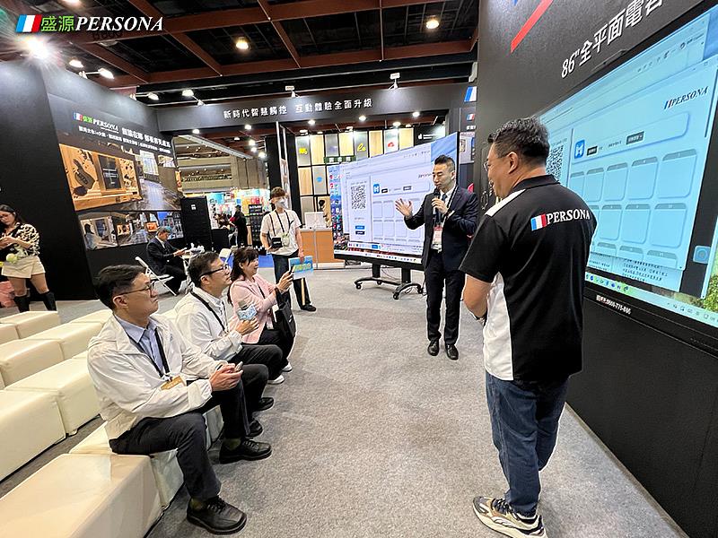 新北市教育局長張明文與多位長官現場操作AI教學互動軟體ClassCraft（創課快手），體驗AI於課堂活動中的即時回饋與教學應用。