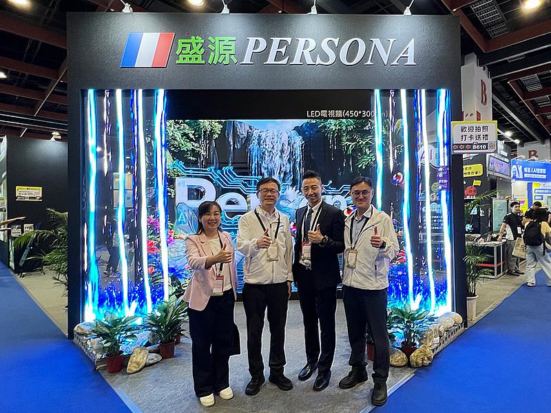 新北市教育局長張明文與各長官蒞臨盛源PERSONA攤位B610，體驗3D裸視LED電視牆。