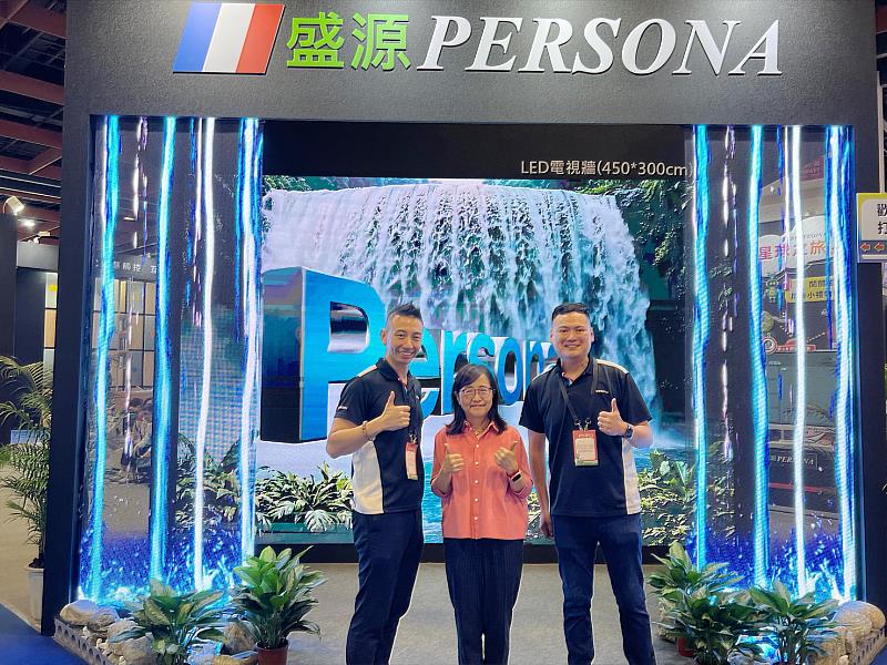 台北市副市長林奕華參觀盛源PERSONA展位,深入了解3D裸視LED、AI教學工具與智慧校園管理系統的整合實例。