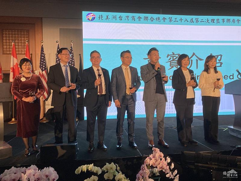 僑委會委員長徐佳青(由左至右)、立法委員張啟楷、黃健豪、洪孟楷、副院長江啟臣、呂玉玲、郭昱晴向臺商們致意。