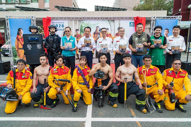 嘉義縣消防桌曆強強聯手帥氣登場 警消跨界亮相