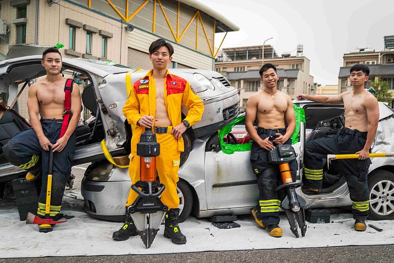 嘉義縣消防桌曆強強聯手帥氣登場 警消跨界亮相