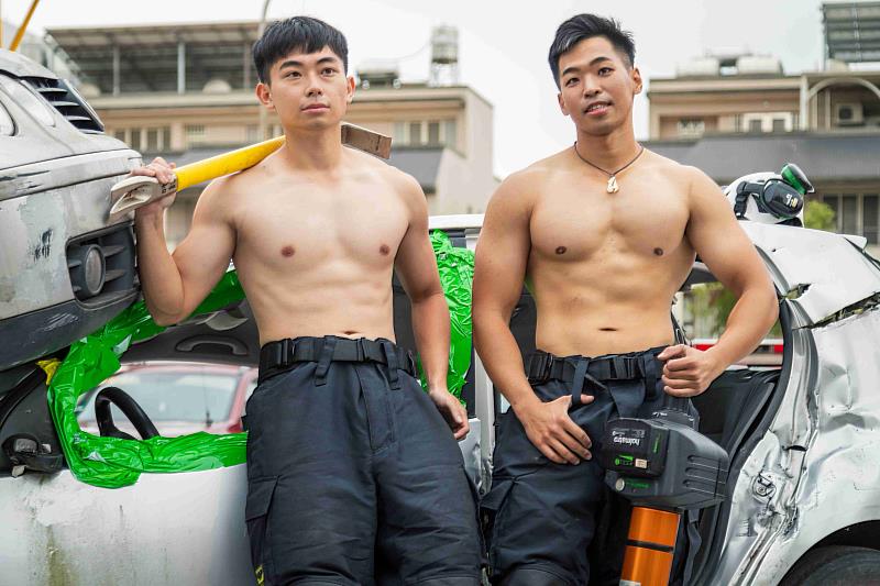 嘉義縣消防桌曆強強聯手帥氣登場 警消跨界亮相