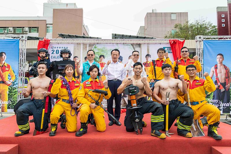 嘉義縣消防桌曆強強聯手帥氣登場 警消跨界亮相
