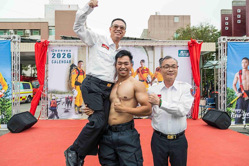 嘉義縣消防桌曆強強聯手帥氣登場 警消跨界亮相