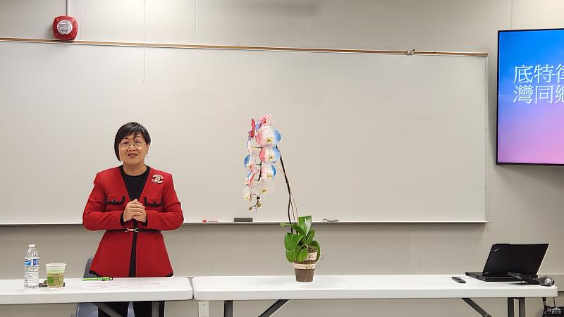 僑委會委員長徐佳青向鄉親說明臺灣在國際社會的重要性。