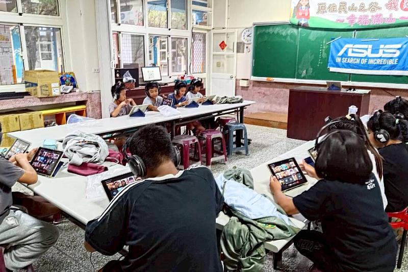 逢甲大學學生陳奕升、林玟欣每週線上授課，為嘉義縣阿里山鄉山美國小中高年級15名學生提供電腦操作、AI創作及資安課程，縮短偏鄉學童的數位落差。