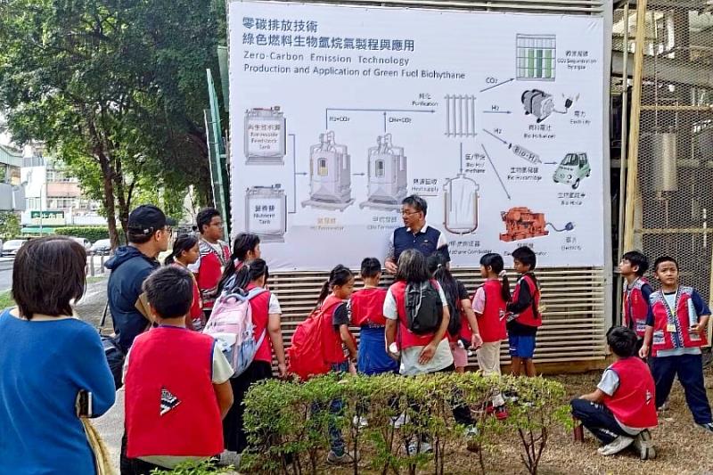 綠色能源科技碩士學位學程特聘教授朱正永向孩子們解說生質能源、氫能發電與循環經濟等概念，為未來部落的菁英教育播下種子。