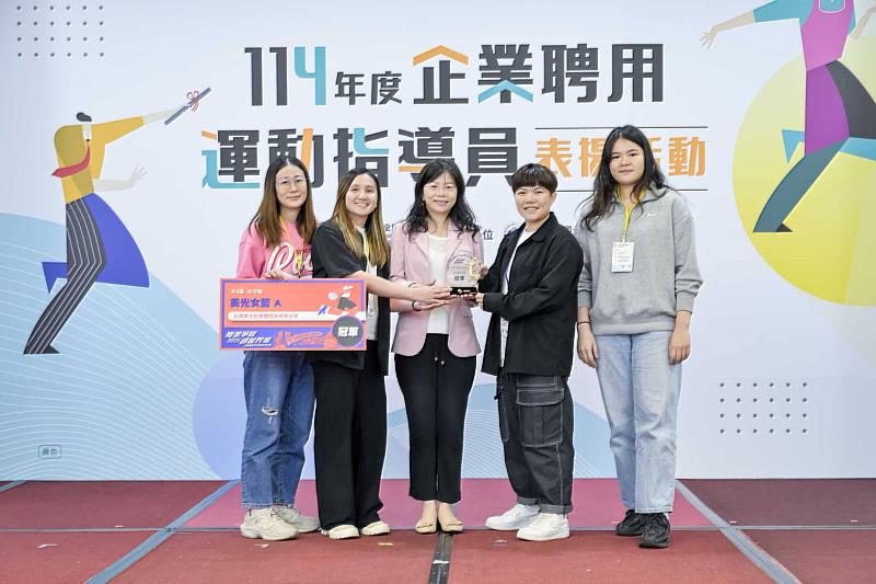 副署長（中）頒發中二區女子組冠軍獎盃予台灣美光記憶體美光女籃A。