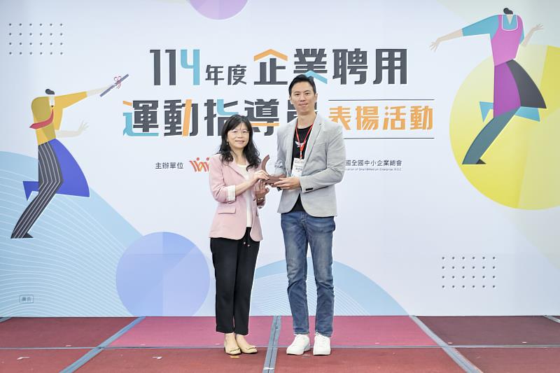 副署長（左）頒發感謝獎座予展逸國際高正侃總監（右）。