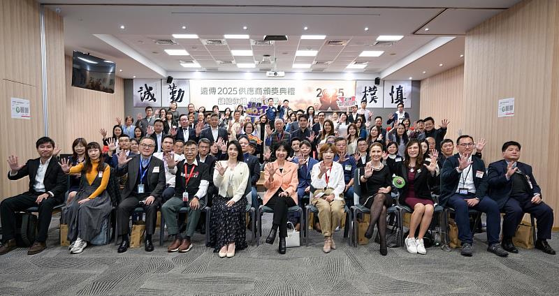 遠傳持續深耕共同價值鏈，今（18）日舉辦年度供應商大會，攜手供應鏈夥伴共同推動環境永續與企業社會責任，總經理井琪（右6）親自出席，並表揚表現優異供應商。