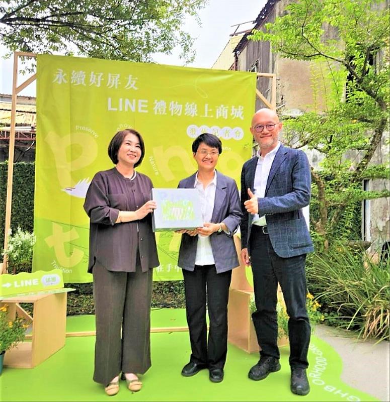 客委會主委古秀妃（中）與屏東縣長周春米（左）、LINE台灣執行長陳立人（右）攜手推出「永續好屏」禮盒，透過這份禮物傳遞屏東青年對永續的熱忱與故事。