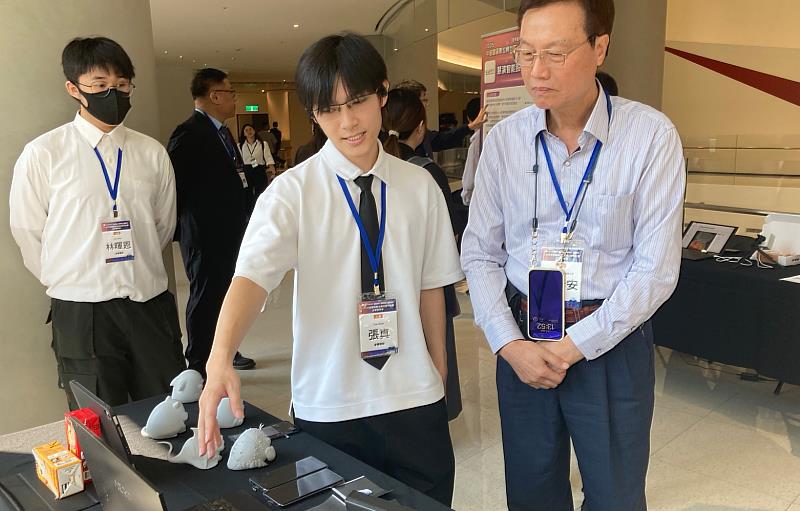 大三學生張真與林暉恩為參觀者介紹投影互動與Web AR的博物館應用方向。（照片/校方提供）