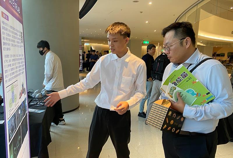 大四學生陳松禾為參觀者介紹專題理念與後續延伸發展的商業可能性。（照片/校方提供）