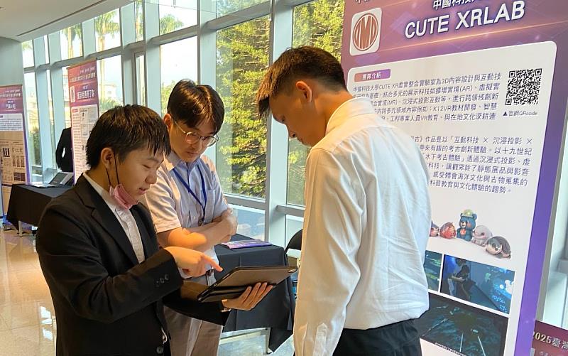 大四學生林恆宇與陳松禾為參觀者介紹VR水下考古應用的技術整合。（照片/校方提供）