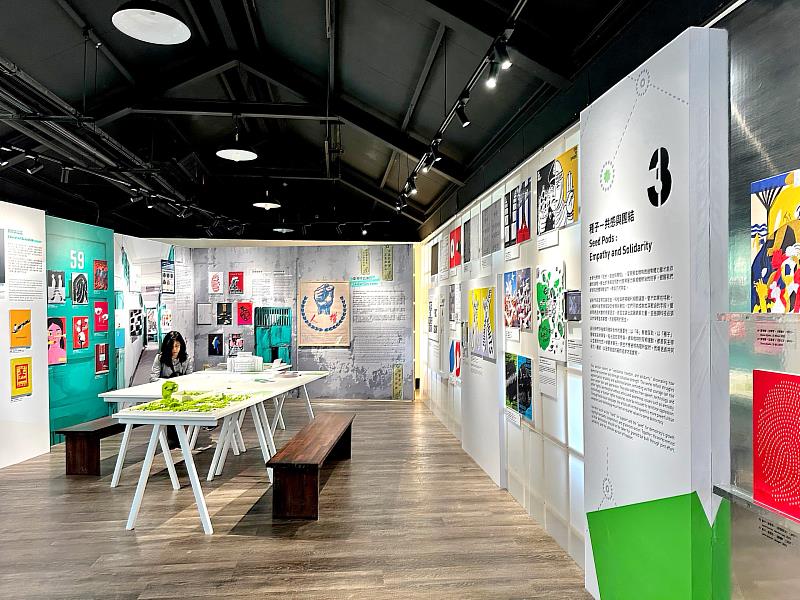 展覽邀請歷年「人權海報設計競賽」得獎作品共同參展。（照片/校方提供）