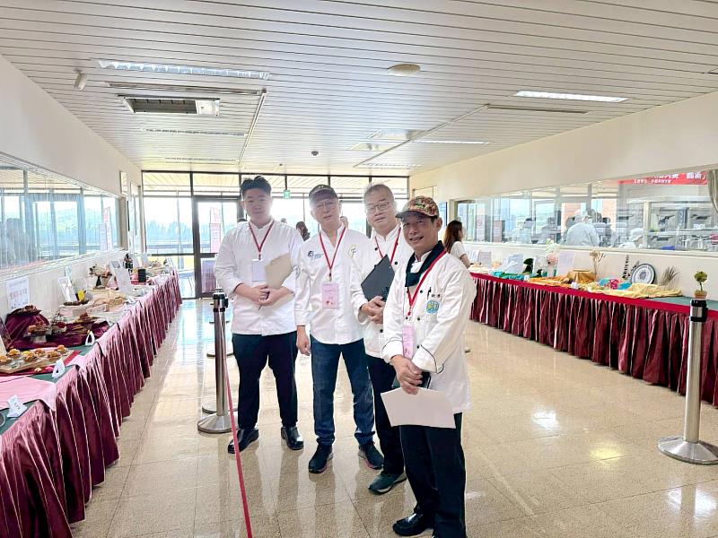 烘焙界重量級名師評審團合影。（照片/校方提供）