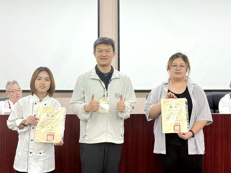 中國科大羅旭壯學務長進行動態現場製作組（巴斯克）大專組金牌頒獎。（照片/校方提供）