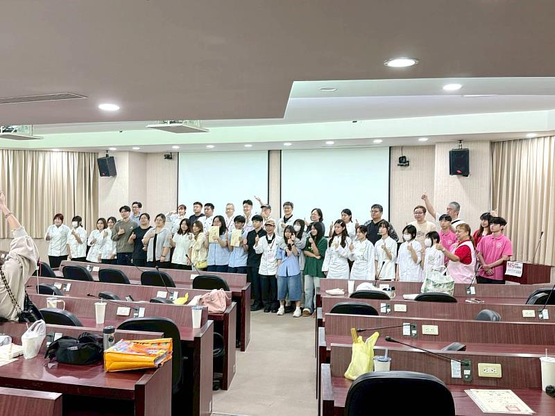 「2025全國創意烘焙競賽」所有參賽選手合影。（照片/校方提供）