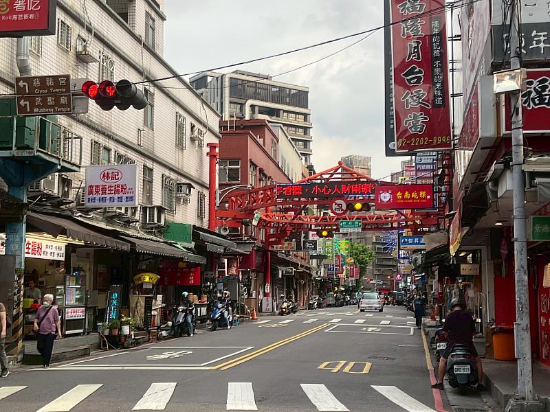 廟街商圈鄰近捷運新莊站、有大型醫院、學區、公園、運動場，與眾多美食、生活機能，在新莊區房價卻顯得相對穩定。