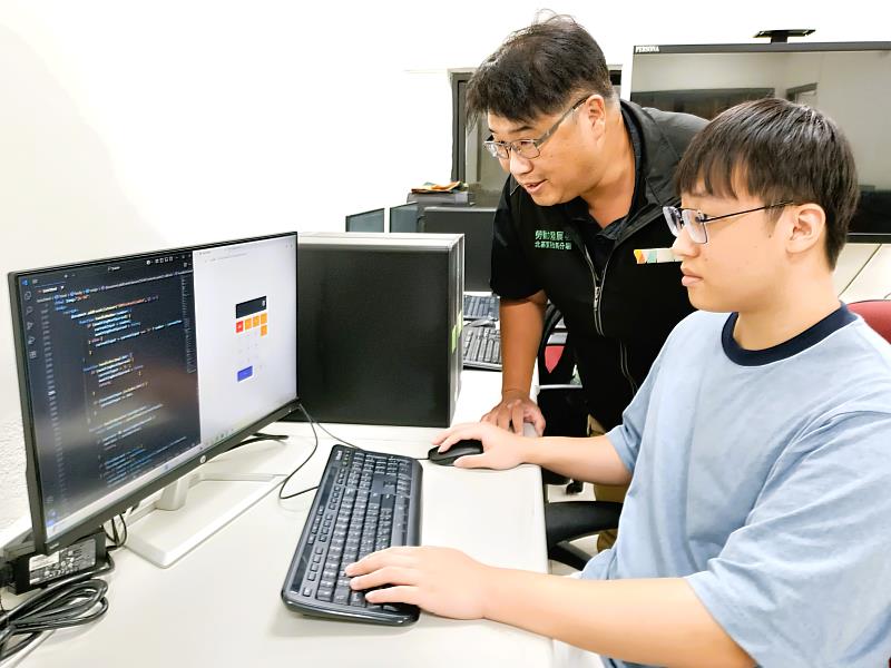 北分署訓練師（左）以專業與經驗，指導林碩斌（右）解題精進技術。