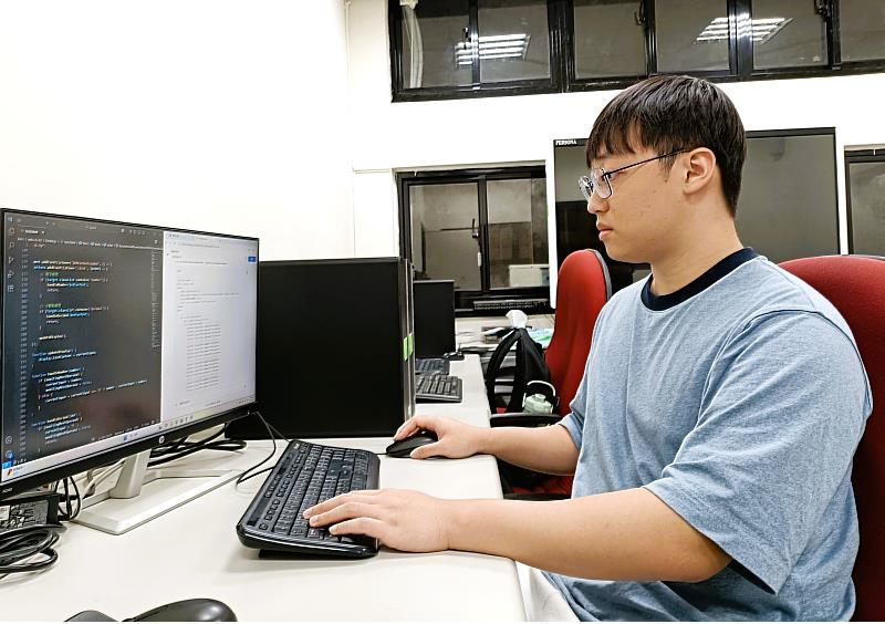 從北區分區賽、全國賽、歷經國手選拔失利到再次挑戰，林碩斌不斷挑戰自我成為國手，將代表台灣參加2025亞洲技能競賽網頁技術職類。