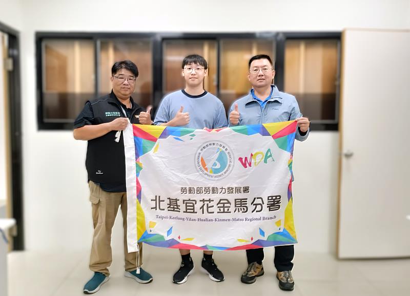 北分署與智光商工合作培訓的選手林碩斌，在劉勤永職訓師（左）與王本堯主任（右）的指導下取得「網頁技術」職類國手資格，代表台灣參加2025亞洲技能競賽。