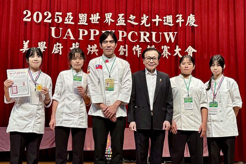 南臺科大餐旅系師生在「2025 UAPP WPC RUW亞盟第10屆廚藝烘焙創作競賽」中榮獲3金1銀。圖為指導老師林政陞助理教授與4位獲獎學生郭佳琳、李依蓉、鍾涵羽、紀甯紫的賽後合影。