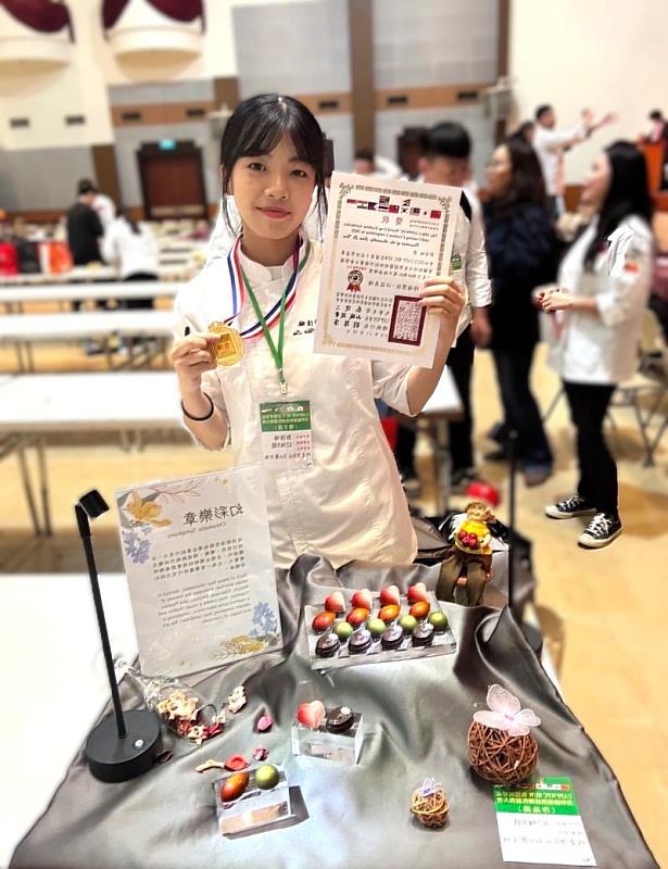 南臺科大餐旅系郭佳琳同學參加「巧克力BonBon展示組」金牌作品。該作品透過色彩與情緒的結合，化為一首專屬於巧克力的幻彩組曲，展現頂尖美學。