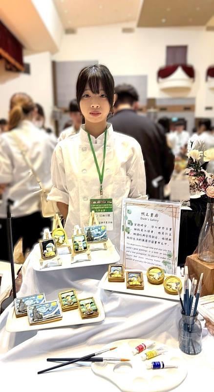 南臺科大餐旅系紀甯紫同學參加「藝術糖霜餅乾展示組」銀牌作品。她以世界名畫為主題，將名畫主角替換成可愛的鴨子，讓經典名畫增添了溫度與趣味。