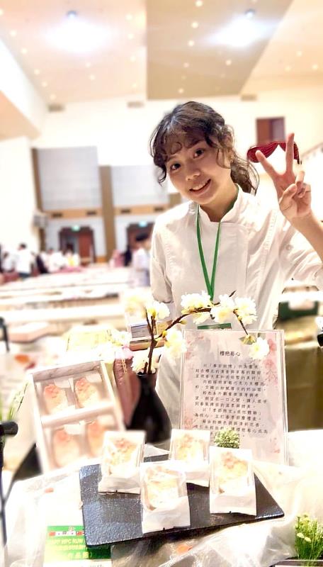 「烘焙常溫蛋糕」金牌得主鍾涵羽同學的作品。該作品融合花草的自然芬芳與甜品，創作出能溫柔撫慰人心的甜點，是藝術與療癒感兼具的優秀作品。