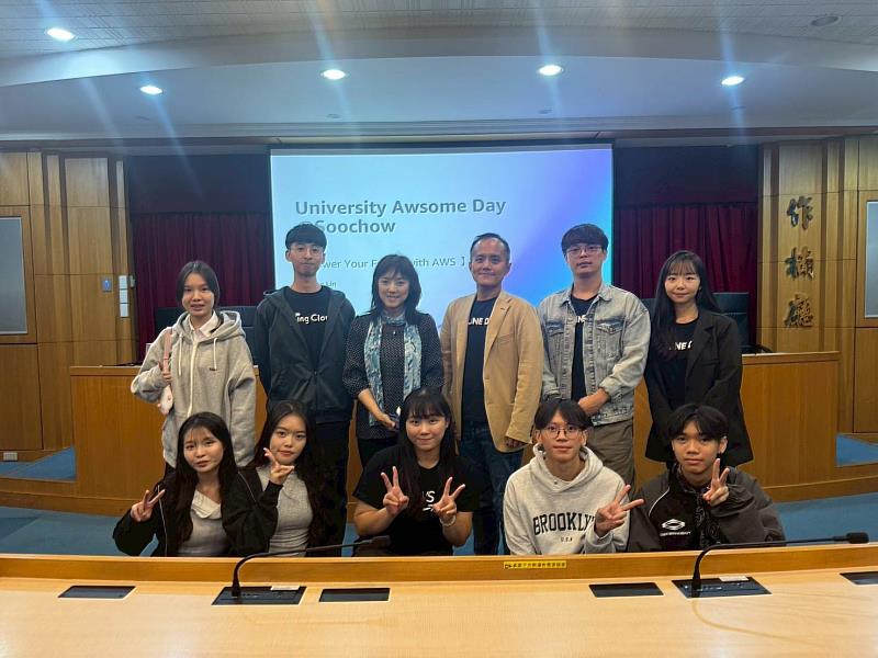 會後Stanley Huang資深講師、人本AI研究中心朱蕙君主任同本校學生合影。