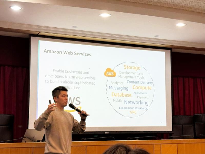 Turing Space創辦人胡耀傑進行演講。