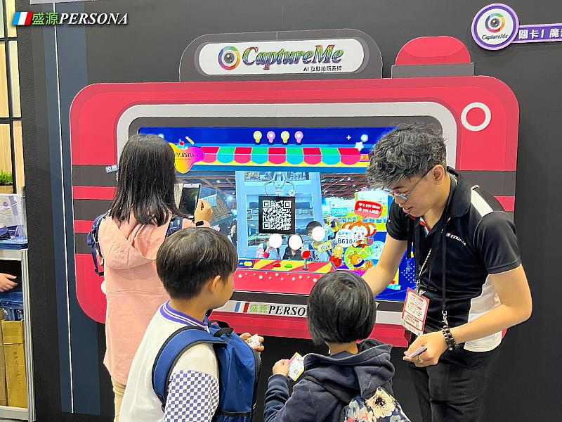 民眾拍完照後可掃描現場QR Code即時下載個人照片，方便立即分享到社群平台，為活動帶來更高的曝光與互動熱度。