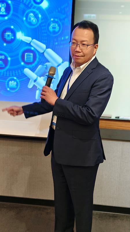 資策會軟體院蒙以亨院長於2025 STI TECH DAY技術展示會指出，AI的價值不僅在於演算法創新，更在於如何轉化為可商用、可落地的智慧服務。