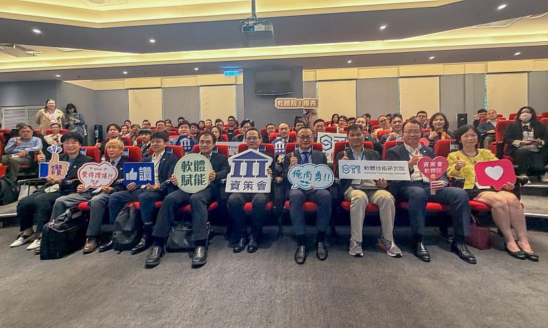 資策會11月18日舉辦2025 STI TECH DAY，現場吸引超過65家企業代表參與。圖為日本電氣通信大學曽我部東馬教授（前排左3）、數發部數位產業署謝孟儒簡任（前排左4）、資策會范俊逸執行長（前排中）、軟體公會沈柏延理事長（前排右4）、資策會楊仁達副執行長（前排右3）、資策會軟體院蒙以亨院長（前排右2）與現場貴賓共同合影。