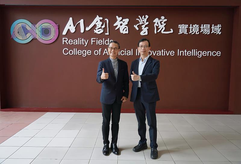 AI創智學院李宗翰院長(左)、台灣人工智慧實驗室策略夥伴雅婷智慧股份有限公司廖群董事長合影,展現對生成式AI教育的共同願景。(圖/淡江大學提供)