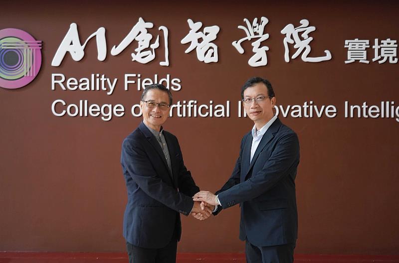 AI創智學院李宗翰院長（左）、台灣人工智慧實驗室策略夥伴雅婷智慧股份有限公司廖群董事長合影，展現對生成式AI教育的共同願景。（圖／淡江大學提供）