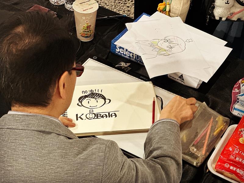 小幡公春老師與數媒系學生交流。