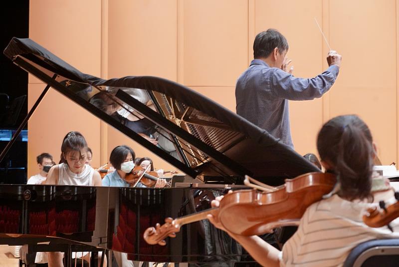 NTSO首席客席指揮水藍與駐團藝術家陳毓襄排練葛利格鋼琴協奏曲。